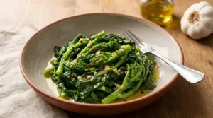 Piatto di cime di rapa cotte con aglio, olio e peperoncino in una ciotola di ceramica